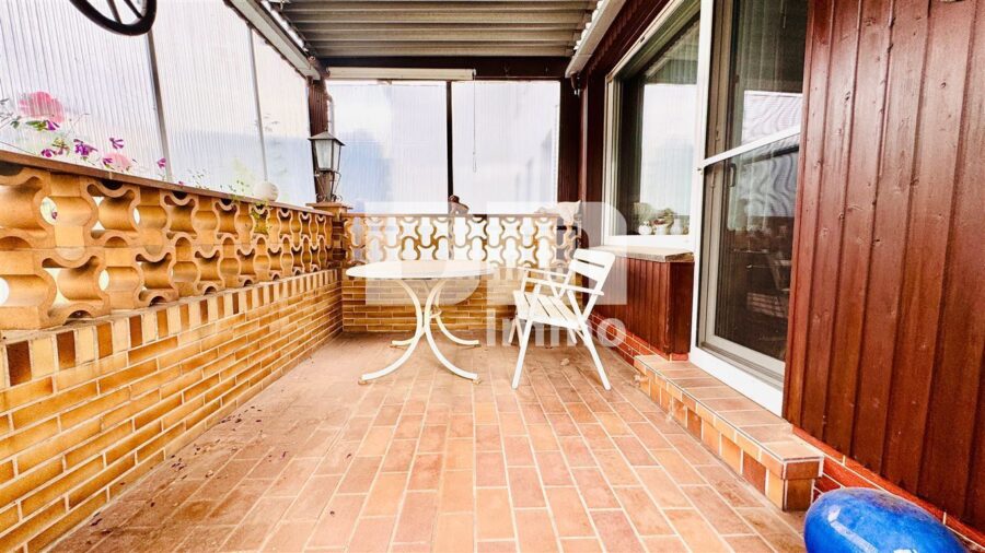 Ein- bis Zweifamilienhaus mit viel Potenzial in idyllischer Lagemit Terrasse und Garage - EG Terrasse / überdacht